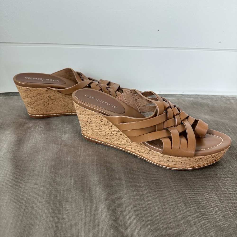 DONALD J PLINER FLORE Brown Woven Platform Wedge Thong Sandals